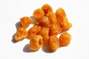 beyaz zemin üzerine kurutulmuş longan.