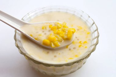 Tatlı hindistan cevizi sütlü sago ile tatlı mısır