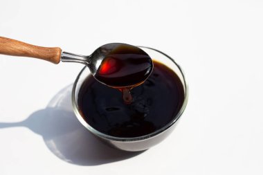 Beyaz arka planda istiridye sosu.