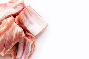 Beyaz arkaplanda çiğ domuz pirzolası