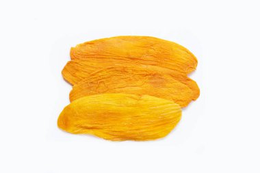 Beyaz arka planda kurutulmuş mango.