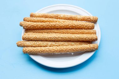 Mavi arkaplanda ekmek çubukları