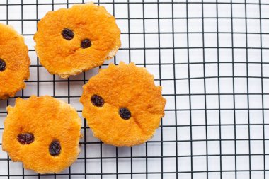 Beyaz arka planda mini castella keki.