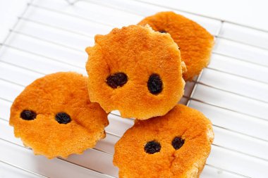 Beyaz arka planda mini castella keki.