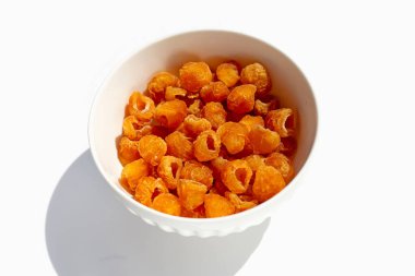 beyaz zemin üzerine kurutulmuş longan.