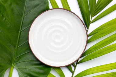 Yeşil yapraklara boş tabak 