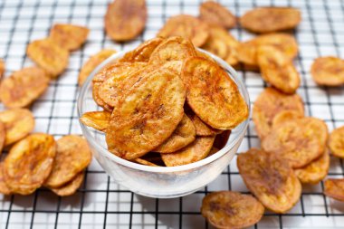 Beyaz arkaplanda muz cipsi.