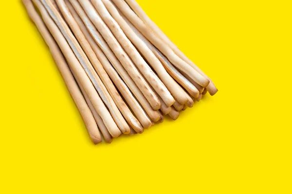 Sarı Arkaplanda Ekmek Çubukları — Stok fotoğraf