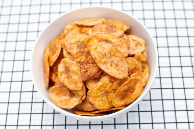 Beyaz arkaplanda muz cipsi