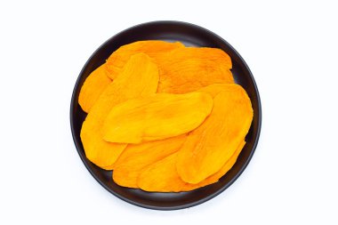 Beyaz arka planda kurutulmuş mango.