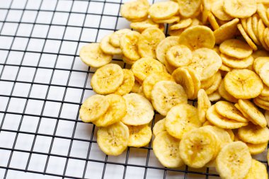 Beyaz arkaplanda muz dilimleri.