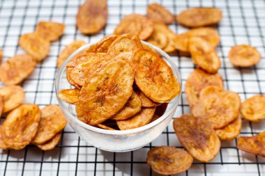 Beyaz arkaplanda muz cipsi