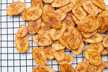 Beyaz arkaplanda muz cipsi