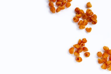 beyaz zemin üzerine kurutulmuş longan.