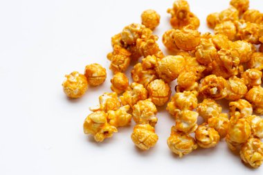 Beyaz arkaplanda bal karameli patlamış mısır.