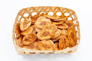 Beyaz arkaplanda muz cipsi