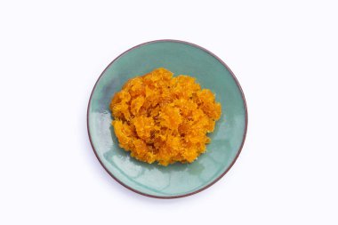 Beyaz arkaplanda ananas ezmesi ya da reçel.