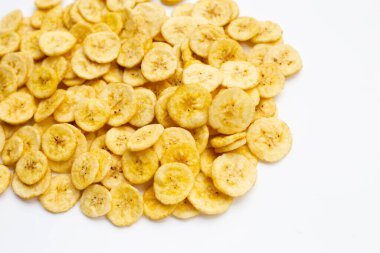 Beyaz arkaplanda muz dilimleri.