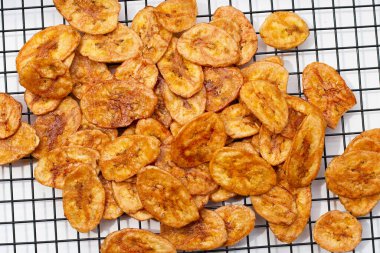 Beyaz arkaplanda muz cipsi