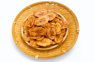 Beyaz arkaplanda muz cipsi