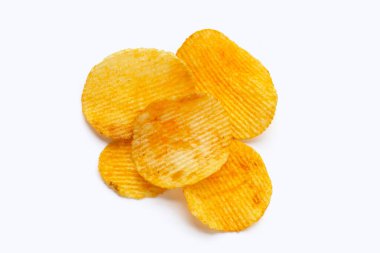 Beyaz arkaplanda patates cipsi.