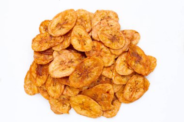 Beyaz arkaplanda muz cipsi