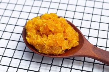 Beyaz arkaplanda ananas ezmesi ya da reçel.