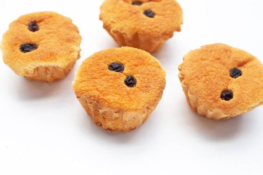 Beyaz arka planda mini castella keki.