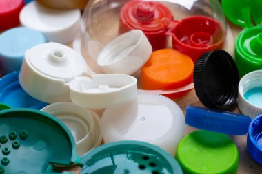 Renkli plastik şişe kapakları ve plastik cam kapak 