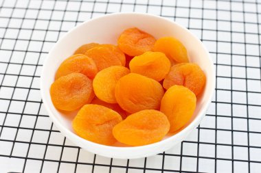 Beyaz arkaplanda kurumuş kayısılar.