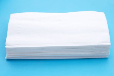 Mavi arka planda yüz dokusu.