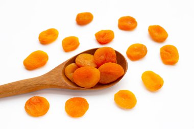 Beyaz arkaplanda kurumuş kayısılar.