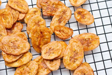 Beyaz arkaplanda muz cipsi