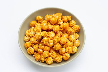 Beyaz arkaplanda bal karameli patlamış mısır.