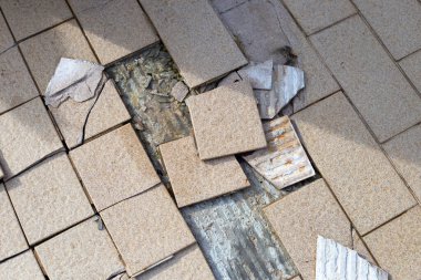 Çimentoda çatlamış kahverengi fayanslar.