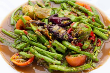 Baharatlı uzun fasulye salatası. Tayland yemeği.