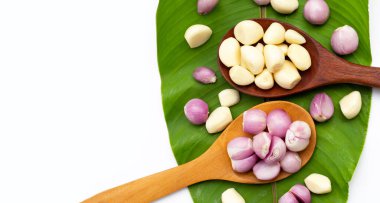 Beyaz arka planda soğanlı taze sarımsak.