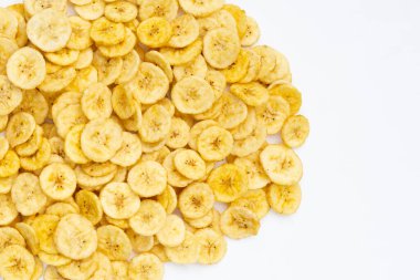 Beyaz arkaplanda muz dilimleri.