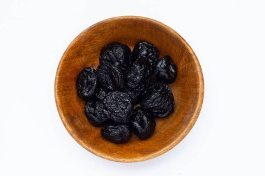 Beyaz arkaplanda kuru erik