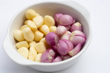 Beyaz arka planda soğanlı taze sarımsak.