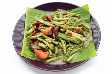 Baharatlı uzun fasulye salatası. Tayland yemeği.