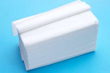 Mavi arka planda yüz dokusu.