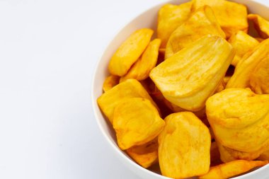 Beyaz arkaplanda Jackfruit cipsi