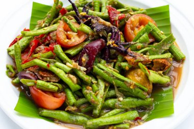 Baharatlı uzun fasulye salatası. Tayland yemeği.