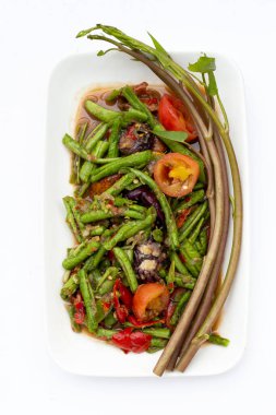 Baharatlı uzun fasulye salatası. Tayland yemeği.