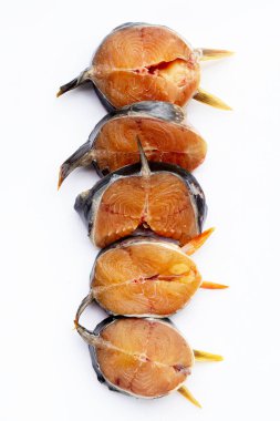 Yayınbalığı beyaz arkaplandaki parçaları kesti.