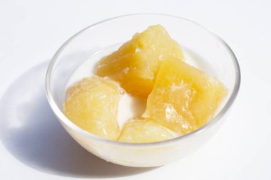 Hindistan cevizi sütüyle pekmezli tapyoka.