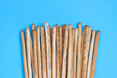 Mavi arkaplanda ekmek çubukları