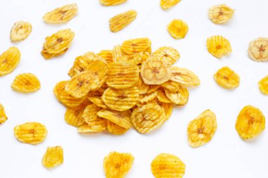 Beyaz arkaplanda muz dilimleri.