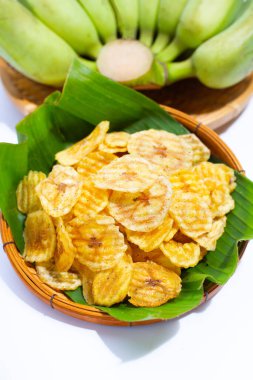 Beyaz arkaplanda muz dilimleri.